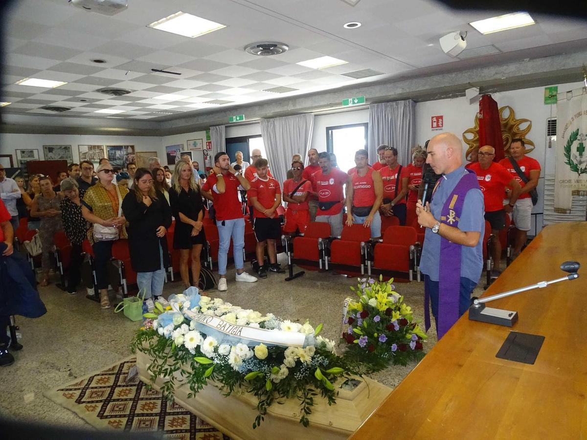 L’addio al bagnino Lorenzini, "un uomo generoso" L’addio al bagnino Lorenzini, "un uomo generoso"