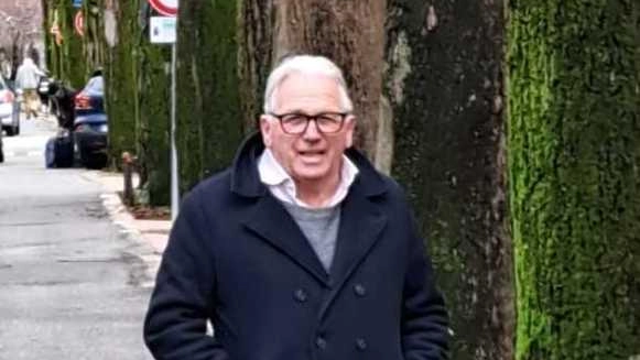 Il sindaco di Licciana Nardi Renzo Martelloni nell’area verde di via Roma foto di archivio Il sindaco di Licciana Nardi Renzo Martelloni nell’area verde di via Roma foto di archivio
