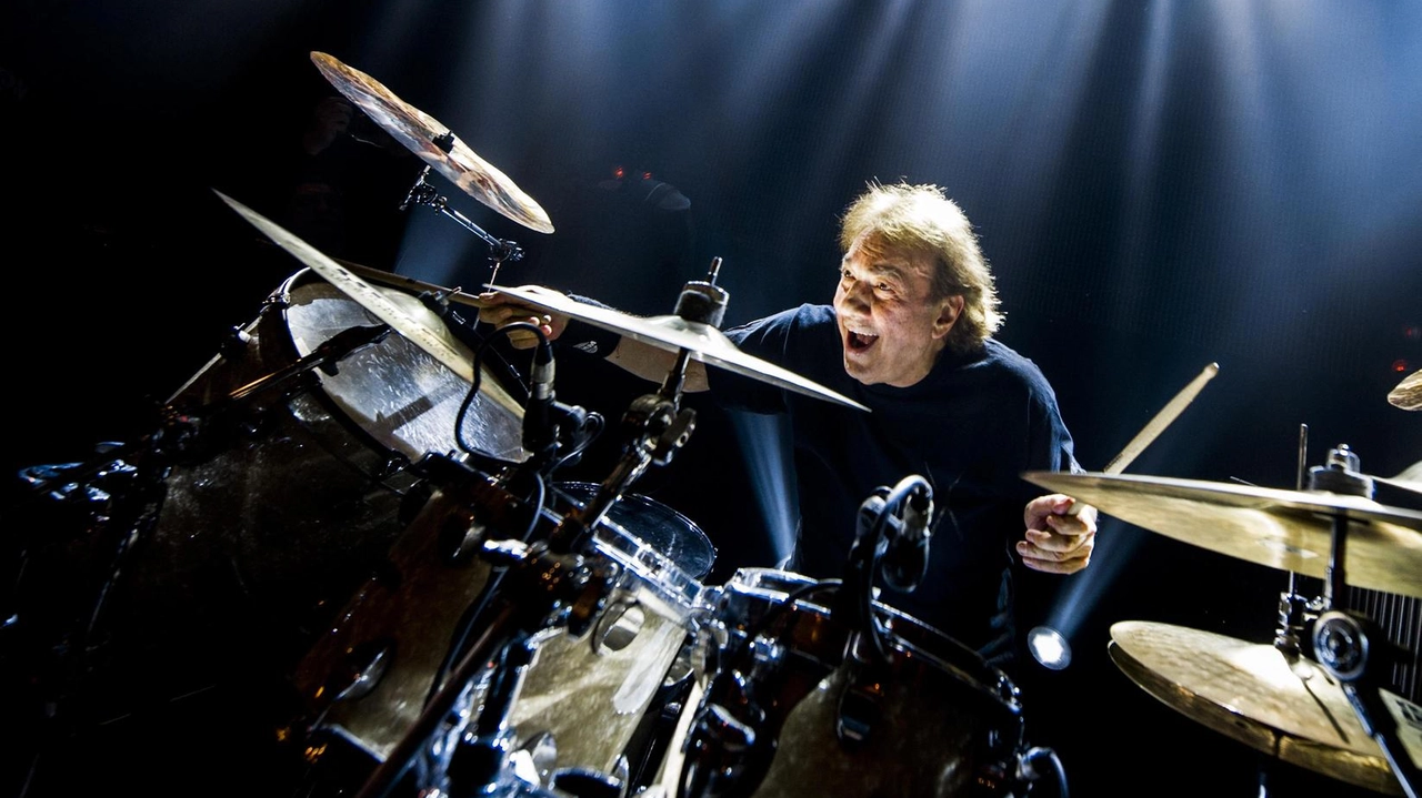 Visioninmusica inaugura l’edizione numero 21 con un concerto d’eccezione: Tullio De Piscopo (nella foto), leggenda della batteria e della musica... Visioninmusica inaugura l’edizione numero 21 con un concerto d’eccezione: Tullio De Piscopo (nella foto), leggenda della batteria e della musica...