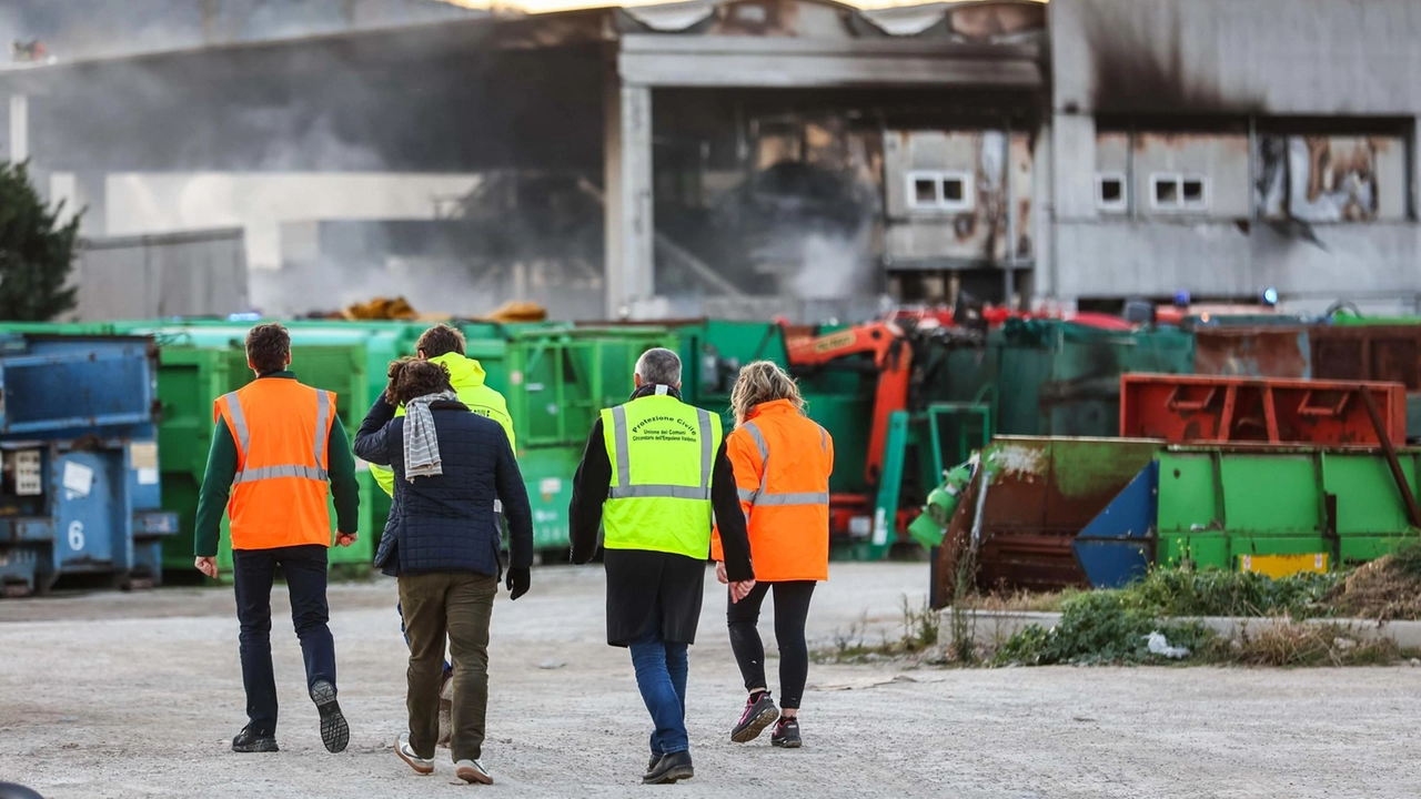 L’incendio si è sviluppato in un’area dello stabilimento che ha sede nella zona di Molin Nuovo. Sul posto varie squadre dei vigili del fuoco al lavoro. Nessun ferito. Sopralluogo di sindaco e vice sindaco. L’incendio si è sviluppato in un’area dello stabilimento che ha sede nella zona di Molin Nuovo. Sul posto varie squadre dei vigili del fuoco al lavoro. Nessun ferito. Sopralluogo di sindaco e vice sindaco.