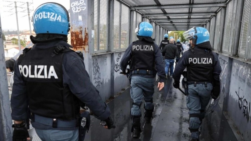 Polizia (immagine di repertorio) Polizia (immagine di repertorio)