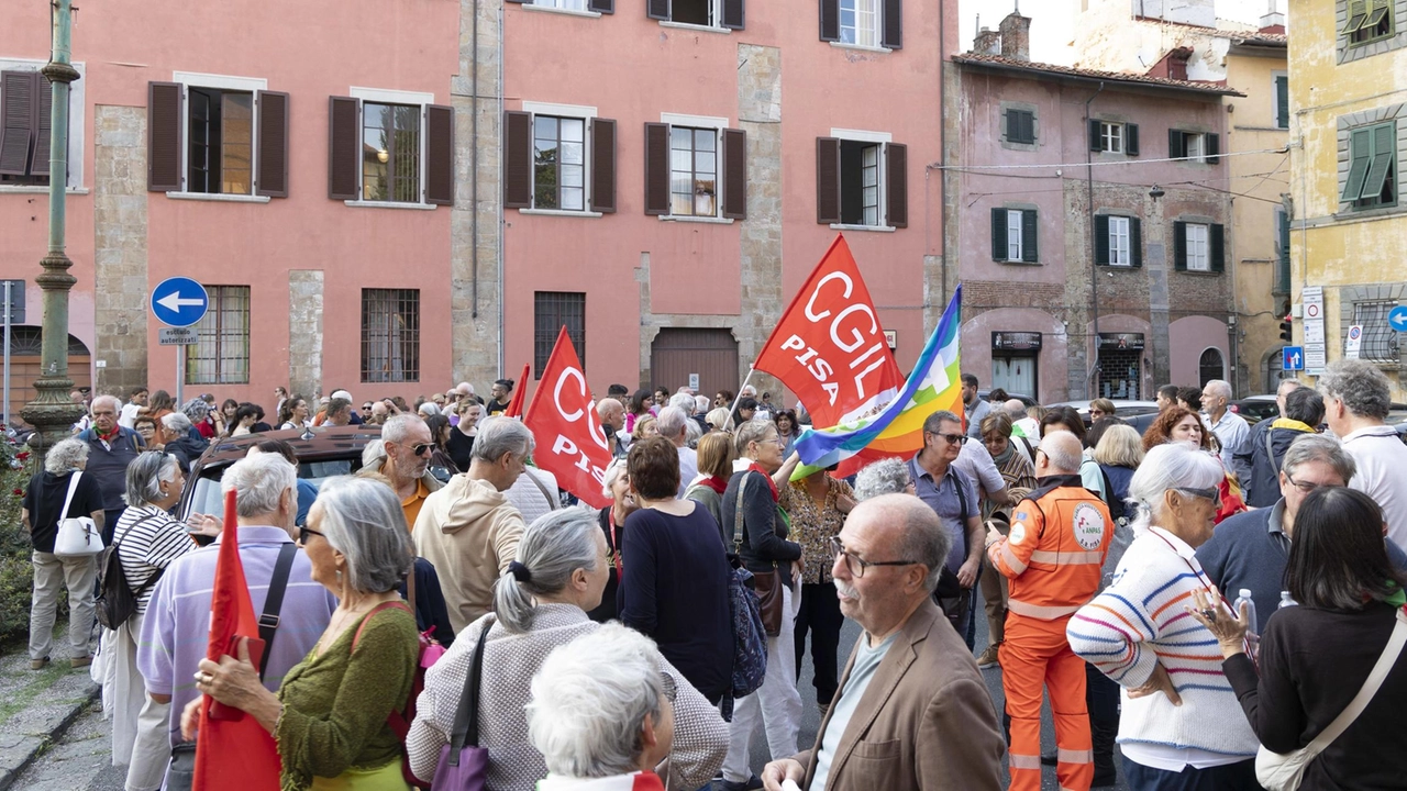 Grande partecipazione al presidio organizzato ieri pomeriggio dalla Cgil davanti alla prefettura. C’era anche l’assessora regionale Nardini. Documento al Prefetto. Grande partecipazione al presidio organizzato ieri pomeriggio dalla Cgil davanti alla prefettura. C’era anche l’assessora regionale Nardini. Documento al Prefetto.