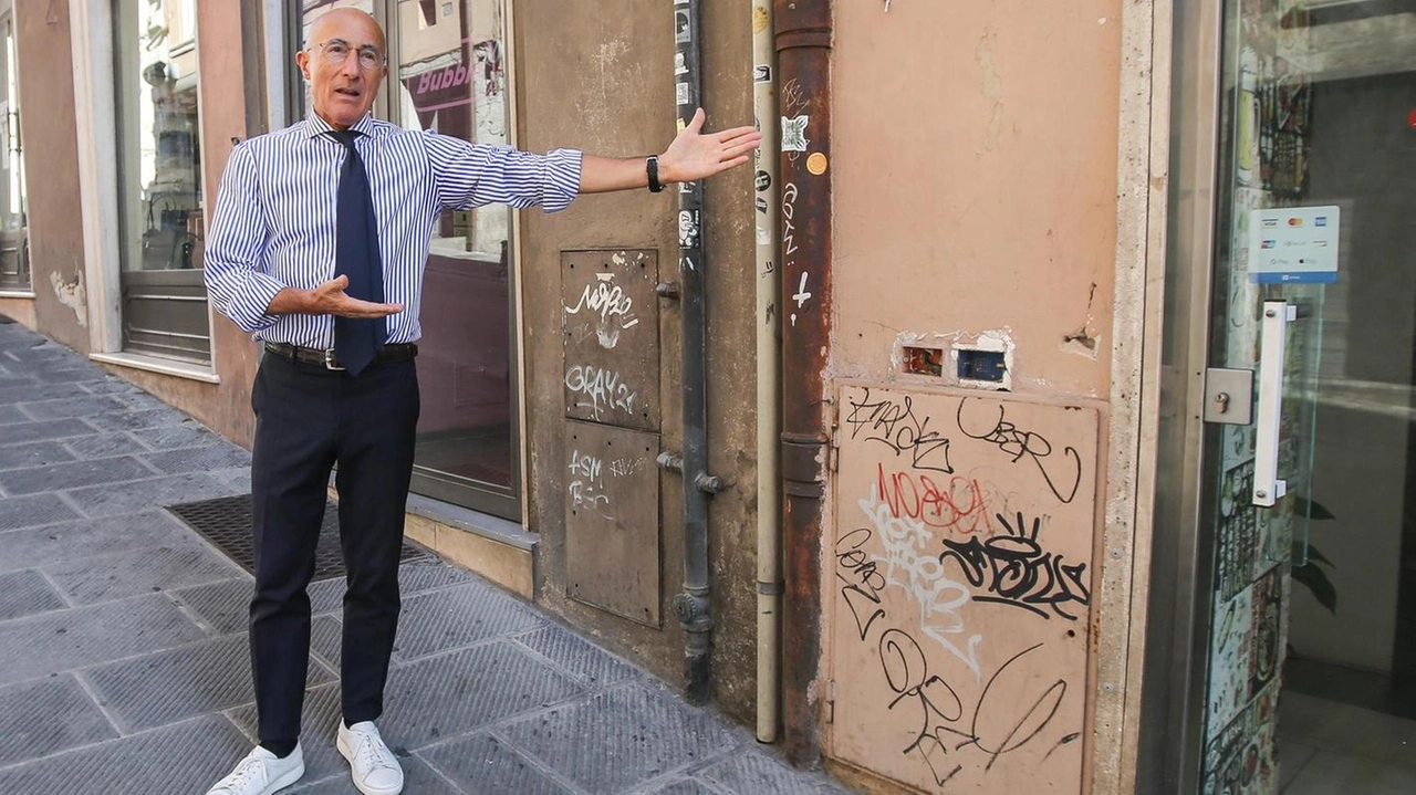 Sergio Donati, titolare della boutique d’abbigliamento, mostra i muri imbrattati Sergio Donati, titolare della boutique d’abbigliamento, mostra i muri imbrattati