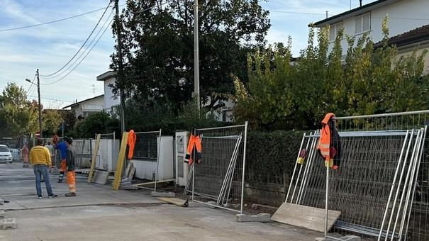 Investimento da 350 mila euro per il tratto tra via Italica e via Toniolo. Pierucci: "Quasi 10 milioni per la viabilità, ma ora la frazione è decorosa". Investimento da 350 mila euro per il tratto tra via Italica e via Toniolo. Pierucci: "Quasi 10 milioni per la viabilità, ma ora la frazione è decorosa".