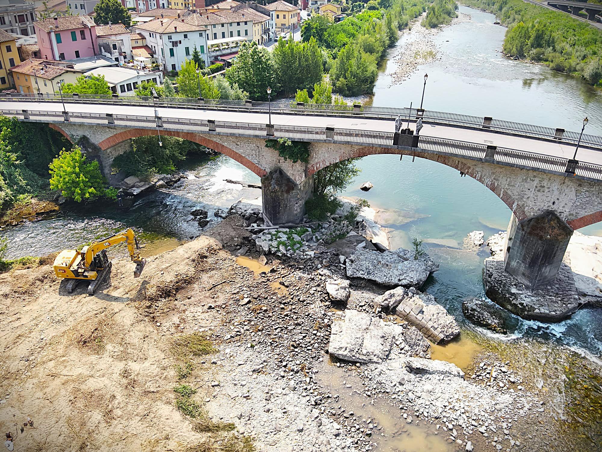https://www.lanazione.it/image-service/view/acePublic/alias/contentid/NGMxOTc4ZGYtNGJmYi00/0/ponte-di-santansano-lucca-lavori-in-corso-10-06-2025.jpeg