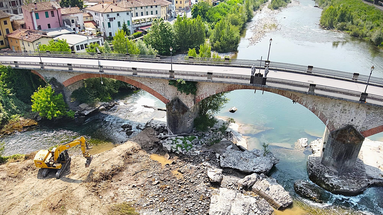 Il ponte di Sant’Ansano visto dall’alta con le ruspe al lavoro per ripristinare il basamente danneggiato Il ponte di Sant’Ansano visto dall’alta con le ruspe al lavoro per ripristinare il basamente danneggiato
