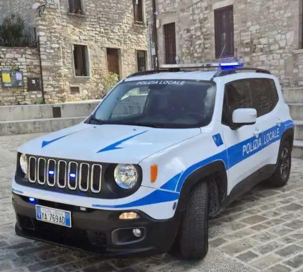 https://www.lanazione.it/image-service/view/acePublic/alias/contentid/NGMyMTY0YTMtODc5Ni00/0/sassi-contro-le-auto-dal-cavalcavia-denunciato-un-15enne.jpeg?f=1.91:1&w=1200