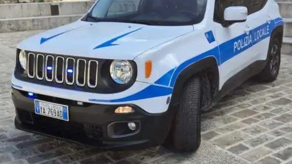 La polizia locale di Corciano è arrivata a individuare il presunto responsabile dei lanci dopo mesi di indagini