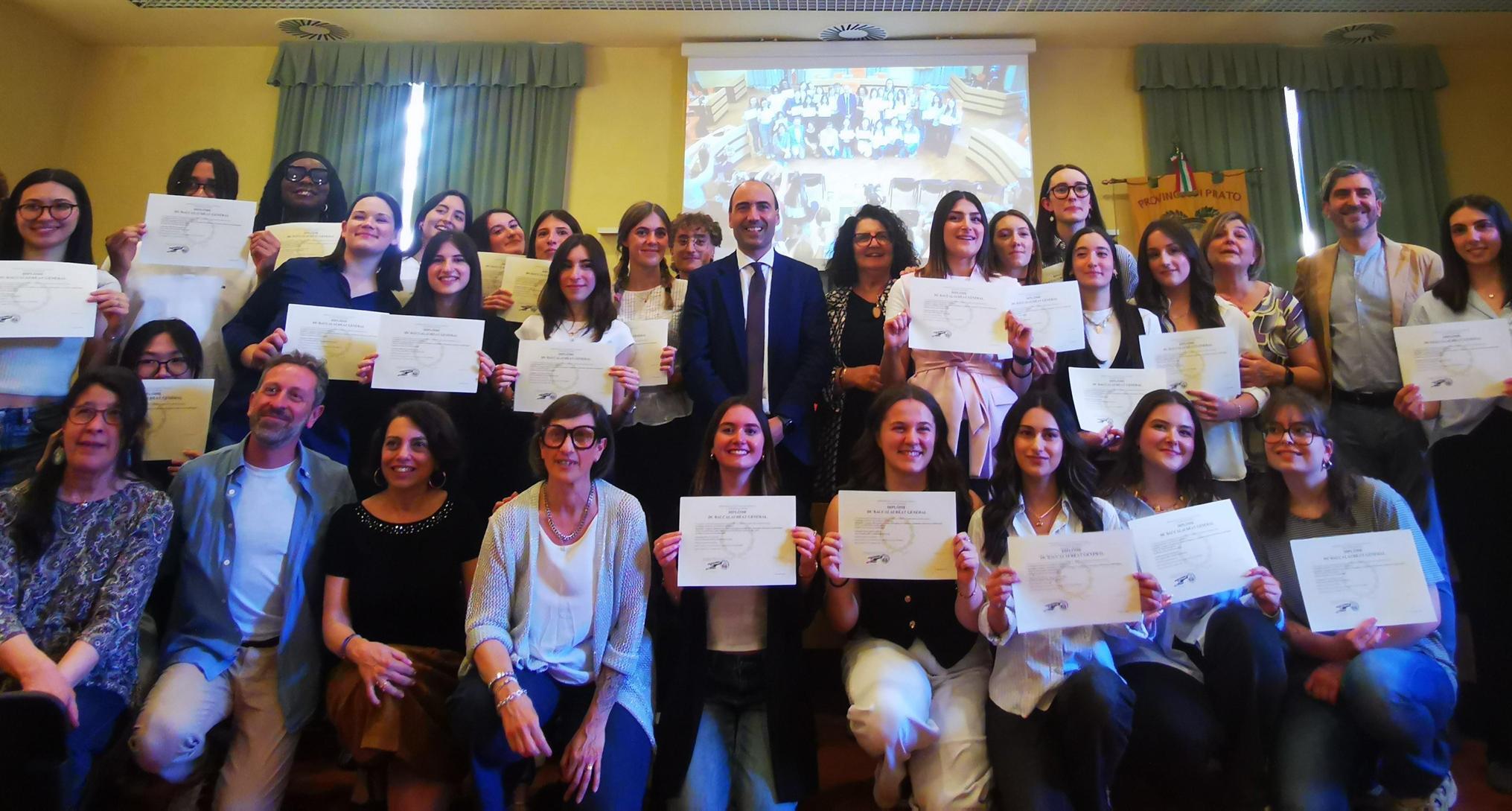 Ragazzi dal doppio diploma. I premi per gli studenti del Livi con maturità e baccalaureat Ragazzi dal doppio diploma. I premi per gli studenti del Livi con maturità e baccalaureat
