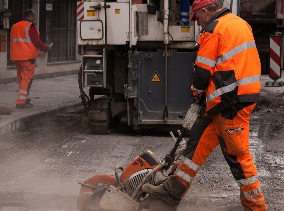 https://www.lanazione.it/image-service/view/acePublic/alias/contentid/NGMyNTllYzUtY2M0Ni00/0/strade-e-segnaletica-settimana-di-lavori-lunga-lista-di-divieti-e-cambi-alla-viabilita.jpeg