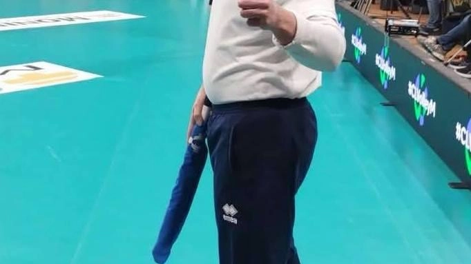 Arbitro di tre diverse discipline sportive: calcio, pallavolo e rugby. È la particolare storia di Fabio Moretti, 59 anni il prossimo agosto, commerciante con attività nella centralissima via Luca Pacioli a Sansepolcro