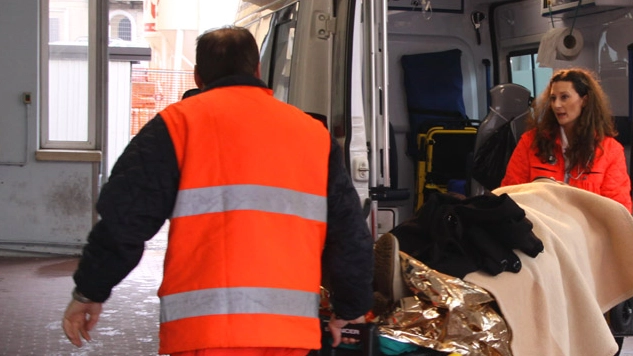La vittima è stata soccorsa da un’ambulanza e portata in ospedale. Ha riportato una prognosi di 25 giorni per una frattura al naso La vittima è stata soccorsa da un’ambulanza e portata in ospedale. Ha riportato una prognosi di 25 giorni per una frattura al naso