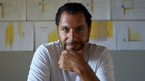 L’artista Vincenzo Marsiglia. sarà l’autore dell’allestimento dell’albero che sarà posto. in piazza del Duomo per volontà del Comune. Un’opera che costerà oltre 4mila euro per illuminare il Natale del centro storico L’artista Vincenzo Marsiglia. sarà l’autore dell’allestimento dell’albero che sarà posto. in piazza del Duomo per volontà del Comune. Un’opera che costerà oltre 4mila euro per illuminare il Natale del centro storico