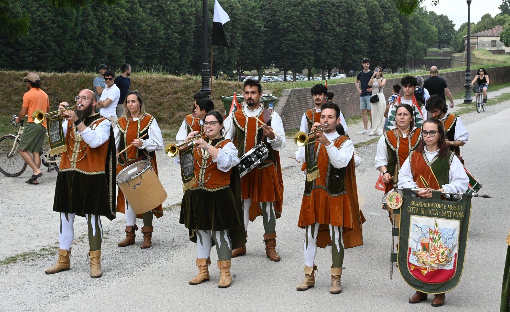 a spasso nella storia danze storiche duelli sbandieratori e mostre e8217 lucca historiae fest