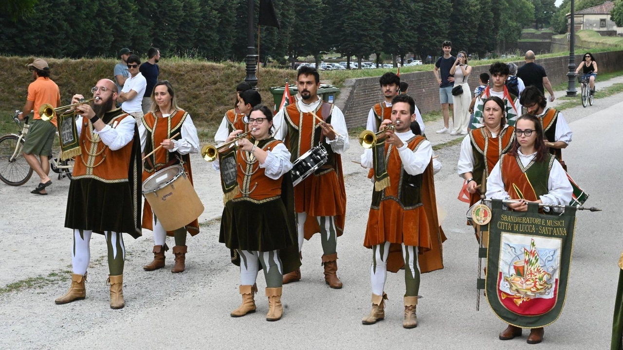 A spasso nella storia. Danze storiche, duelli sbandieratori e mostre. E’ “Lucca Historiae Fest“