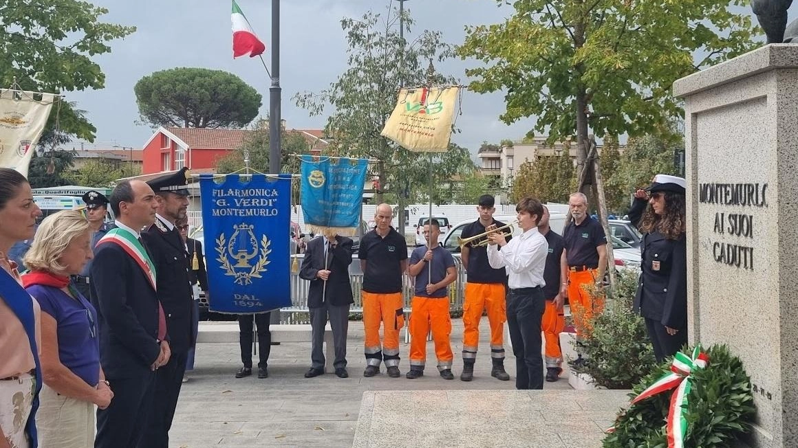 Il sindaco di Montemurlo, Simone Calamai, con le altre autorità in piazza della Repubblica. , durante la celebrazione dell’81esimo anniversario della Liberazione Il sindaco di Montemurlo, Simone Calamai, con le altre autorità in piazza della Repubblica. , durante la celebrazione dell’81esimo anniversario della Liberazione