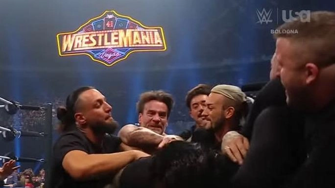 Ema Corsi mentre seda la rissa allo SmackDown. In alto, in tenuta da wrestler