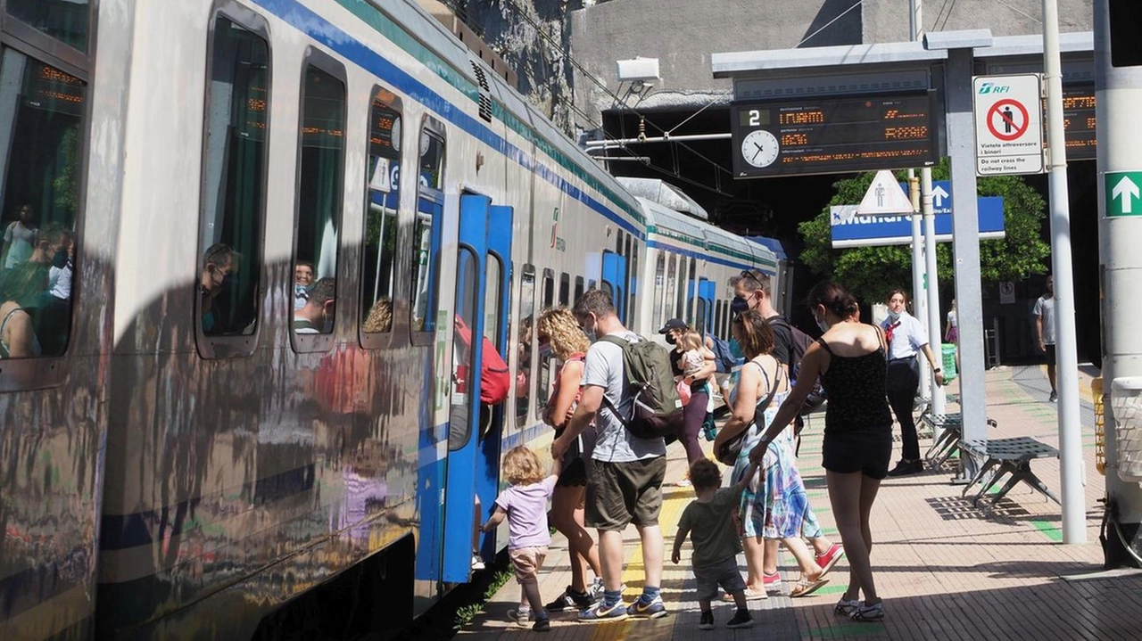 Passeggeri in una stazione delle Cinque Terre (foto d’archivio) Passeggeri in una stazione delle Cinque Terre (foto d’archivio)