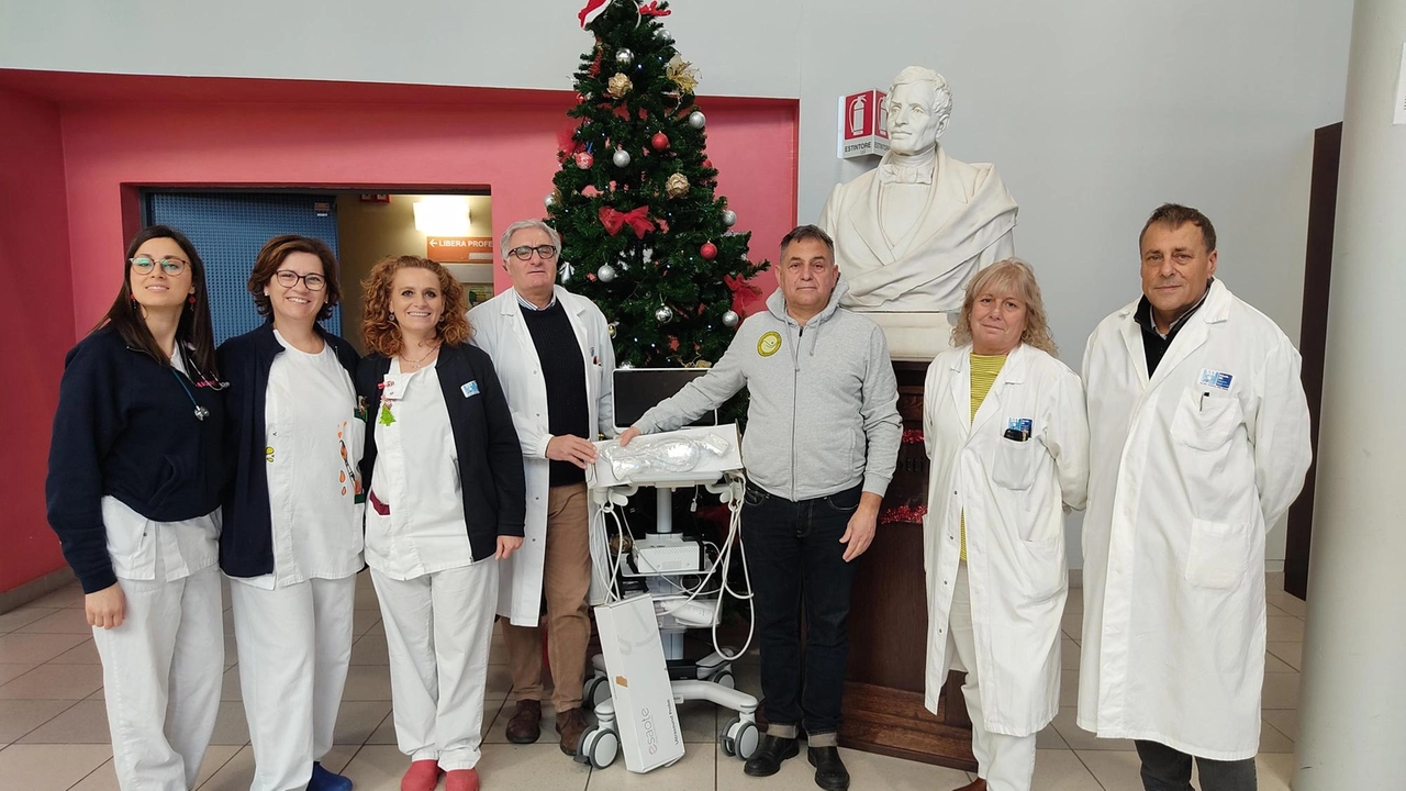 Le iniziative che si sono susseguite nel reparto. In primo piano. Vigili del fuoco, Anc, Noi per voi e Donatori di sangue di Forcoli. Le iniziative che si sono susseguite nel reparto. In primo piano. Vigili del fuoco, Anc, Noi per voi e Donatori di sangue di Forcoli.