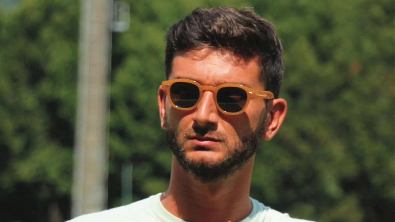 Il direttore sportivo pratese classe 1989 Leonardo Calistri ha rinnovato col Seravezza Il direttore sportivo pratese classe 1989 Leonardo Calistri ha rinnovato col Seravezza