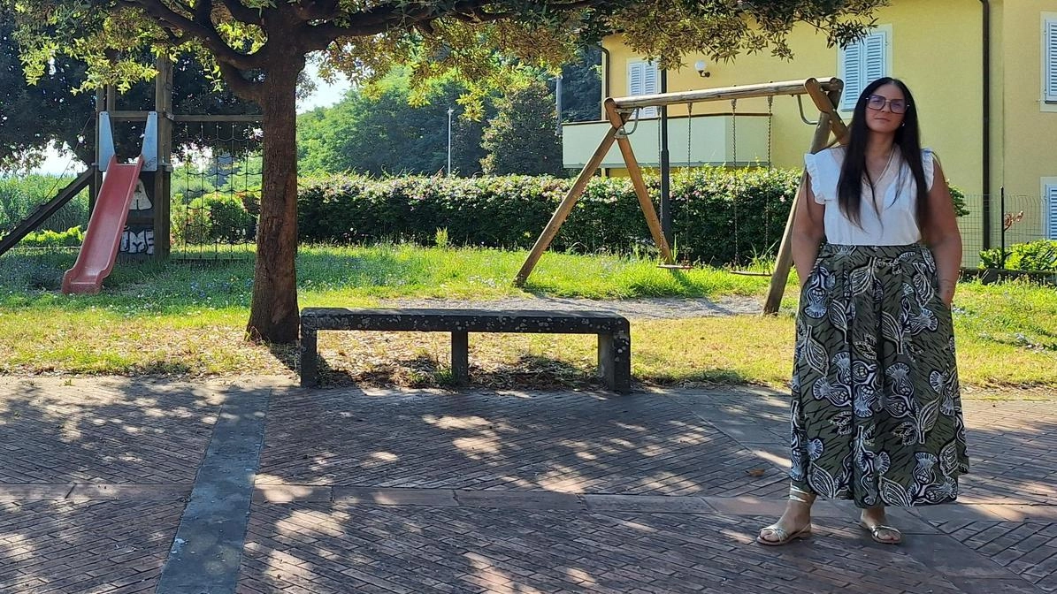 La consigliera Pisani nella piazzetta della frazione La consigliera Pisani nella piazzetta della frazione