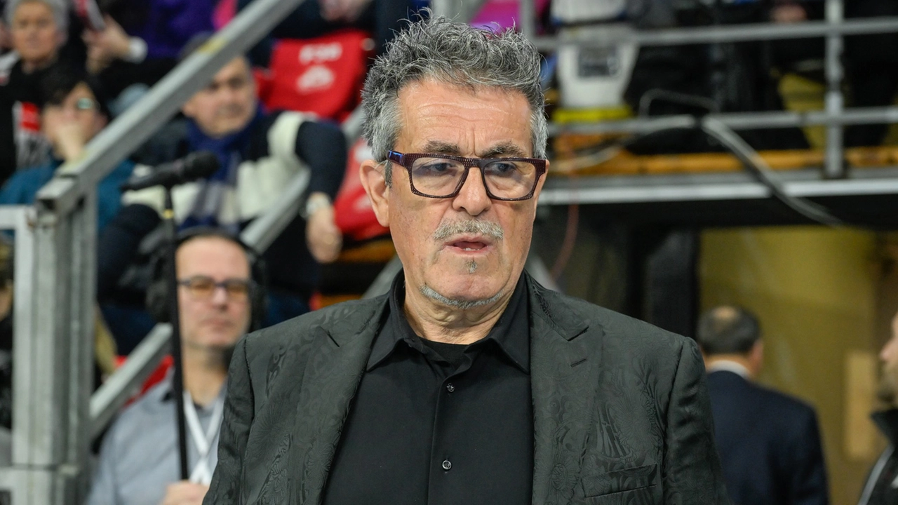 Volley, il gestaccio del presidente contro i tifosi scatena la bufera. Poi le scuse