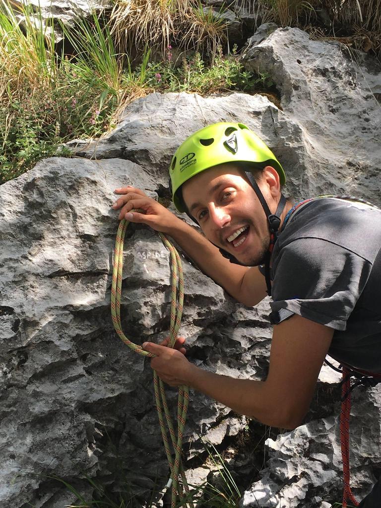 https://www.lanazione.it/image-service/view/acePublic/alias/contentid/NGNhNTFhMDgtZmNkNS00/0/tragedia-sul-monte-castore-comunita-in-lutto-per-marco-grazie-a-tutti-per-la-vicinanza.jpeg?f=1.91:1&w=1200