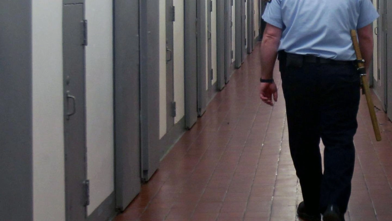Detenuto a Terni aggredisce agenti penitenziari a morsi, generando preoccupazione nel sistema carcerario nazionale. Il Sappe chiede intervento urgente e misure più severe.