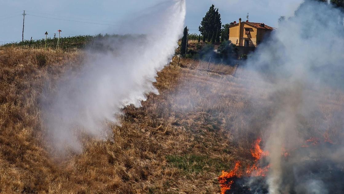 Incendio minaccia le case. Bruciati 17 ettari di macchia Incendio minaccia le case. Bruciati 17 ettari di macchia