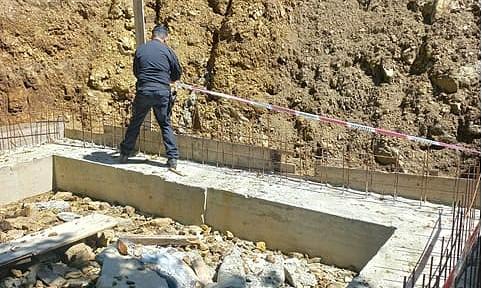 costruisce una casetta di 40 metri quadrati senza permessi denunciato
