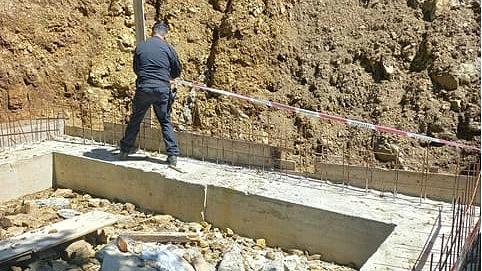 I carabinieri forestali nell'area di cantiere sequestrata I carabinieri forestali nell'area di cantiere sequestrata