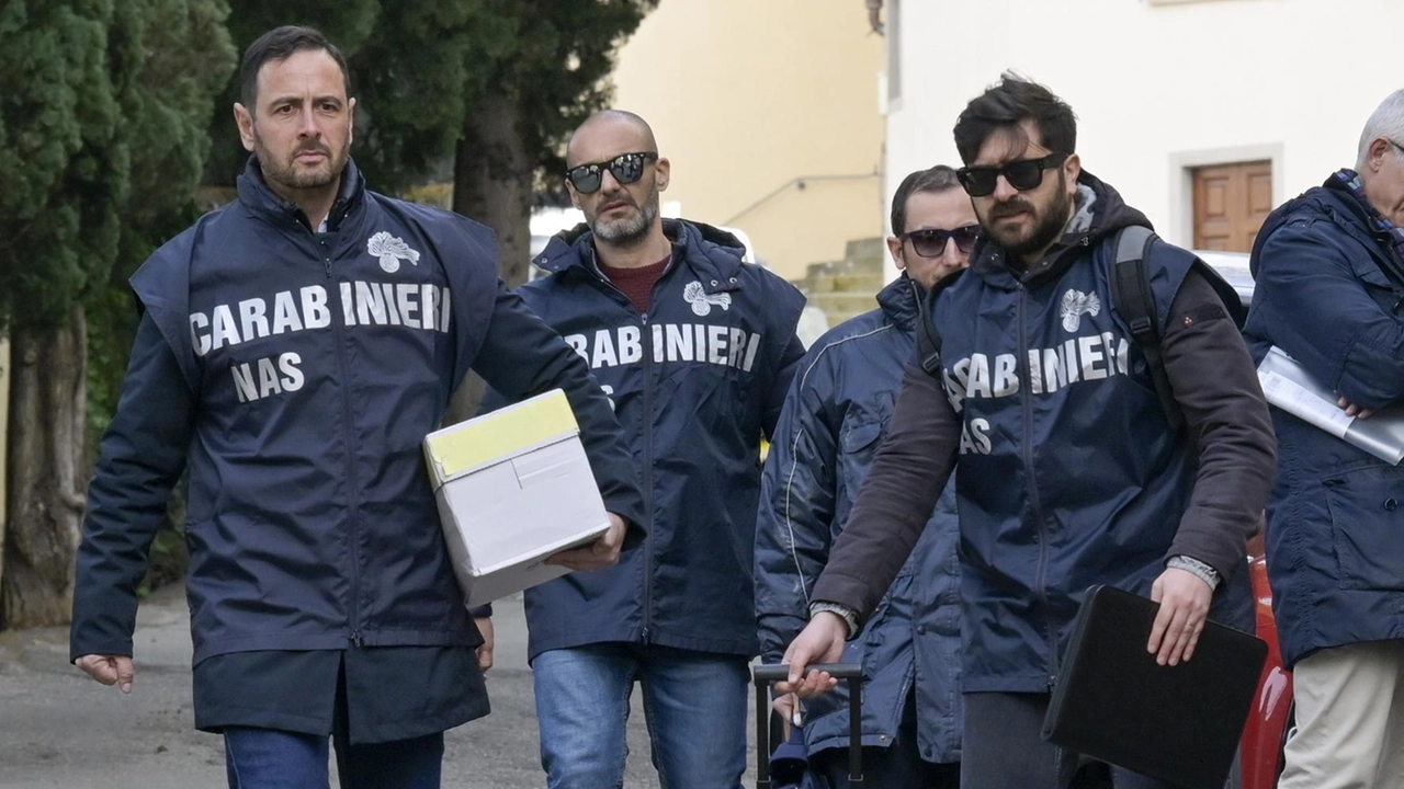 I carabinieri del Nas durante un’acquisizione di materiale nelle Rsa dove si è verificato l’intossicazione I carabinieri del Nas durante un’acquisizione di materiale nelle Rsa dove si è verificato l’intossicazione