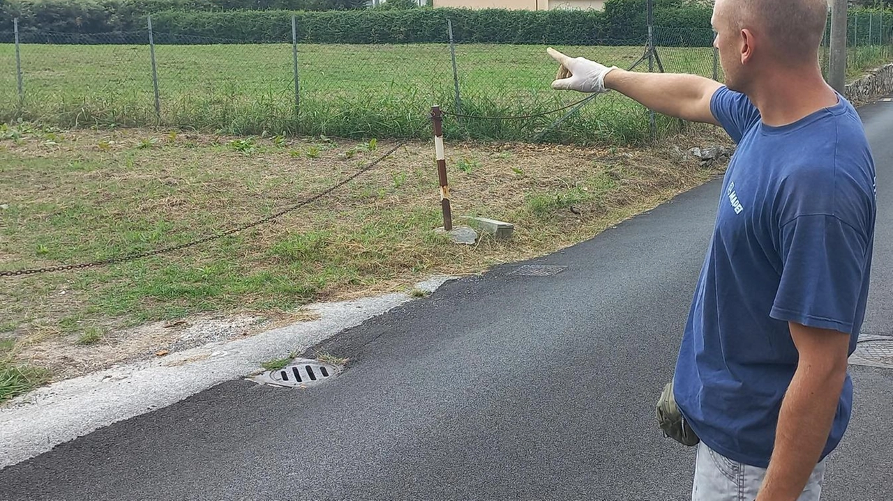 Un residente indica il terreno di via Turati, chiamato «Pesciolino», dove sorgerà il futuro parcheggio Un residente indica il terreno di via Turati, chiamato «Pesciolino», dove sorgerà il futuro parcheggio