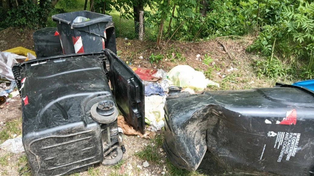 Vaiano, vandali in azione nel parco di Vallupaia Vaiano, vandali in azione nel parco di Vallupaia