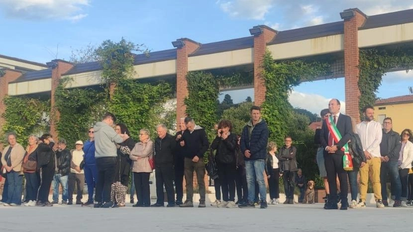 Un momento del fash mob in piazza Un momento del fash mob in piazza
