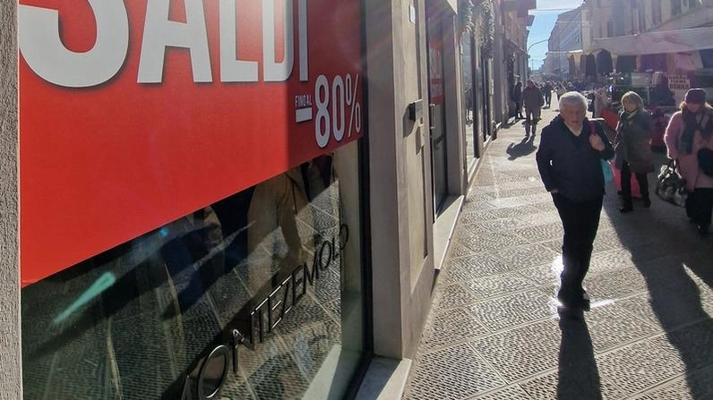 Ieri buona affluenza nel primo giorno delle svendite invernali nei negozi "la criticità resta, durante la settimana, il poco movimento in centro" "Ormai le offerte ci sono tutto l’anno: servono sconti convicenti". Ieri buona affluenza nel primo giorno delle svendite invernali nei negozi "la criticità resta, durante la settimana, il poco movimento in centro" "Ormai le offerte ci sono tutto l’anno: servono sconti convicenti".