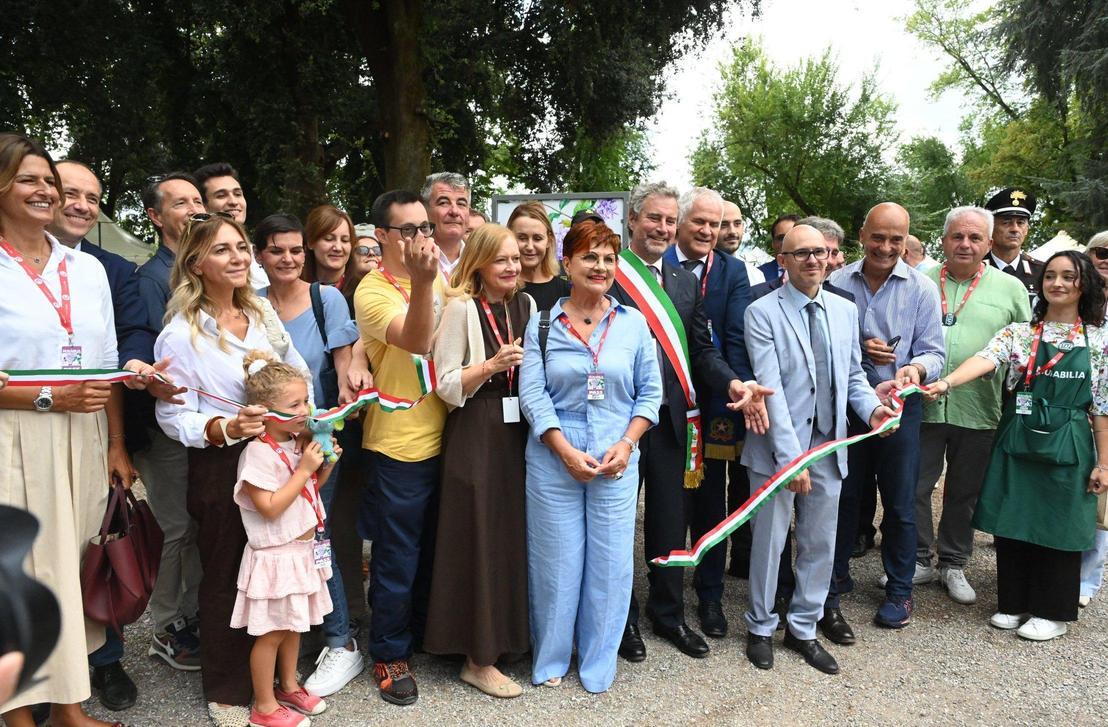 https://www.lanazione.it/image-service/view/acePublic/alias/contentid/NGNjNzAwMzctMGFiOS00/0/un-tuffo-nel-verde-le-mura-si-trasformano-in-un-caledoscopio-di-colori-e-profumi.jpeg?f=1.90:1&w=1200