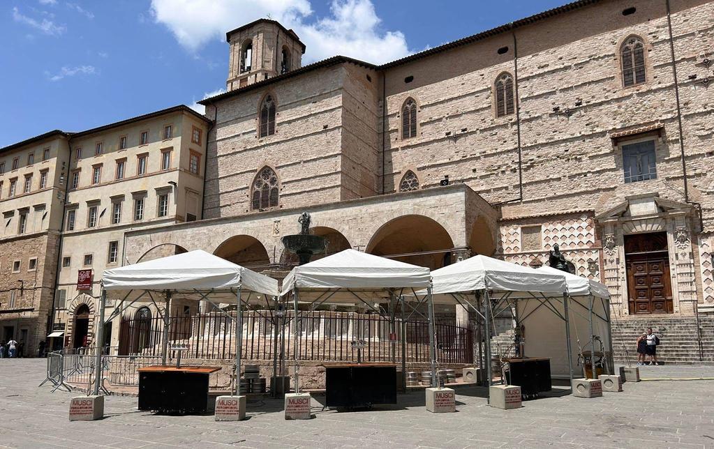 https://www.lanazione.it/image-service/view/acePublic/alias/contentid/NGNjOTAyNjEtNTU3OS00/0/una-piazza-senza-pace-quegli-orribili-gazebo.jpeg