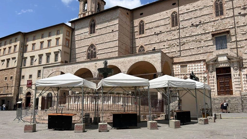 Qui i gazebo ieri in piazza, sotto la spillatrice davanti alla Fontana Maggiore Qui i gazebo ieri in piazza, sotto la spillatrice davanti alla Fontana Maggiore