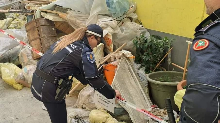 Una donna ha rischiato la denuncia per aver regalato la spesa poi gettata sul Dorgia . Le telecamere hanno inquadrato uno straniero mentre scaricava un bidet nella zona di Pagliari . Una donna ha rischiato la denuncia per aver regalato la spesa poi gettata sul Dorgia . Le telecamere hanno inquadrato uno straniero mentre scaricava un bidet nella zona di Pagliari .