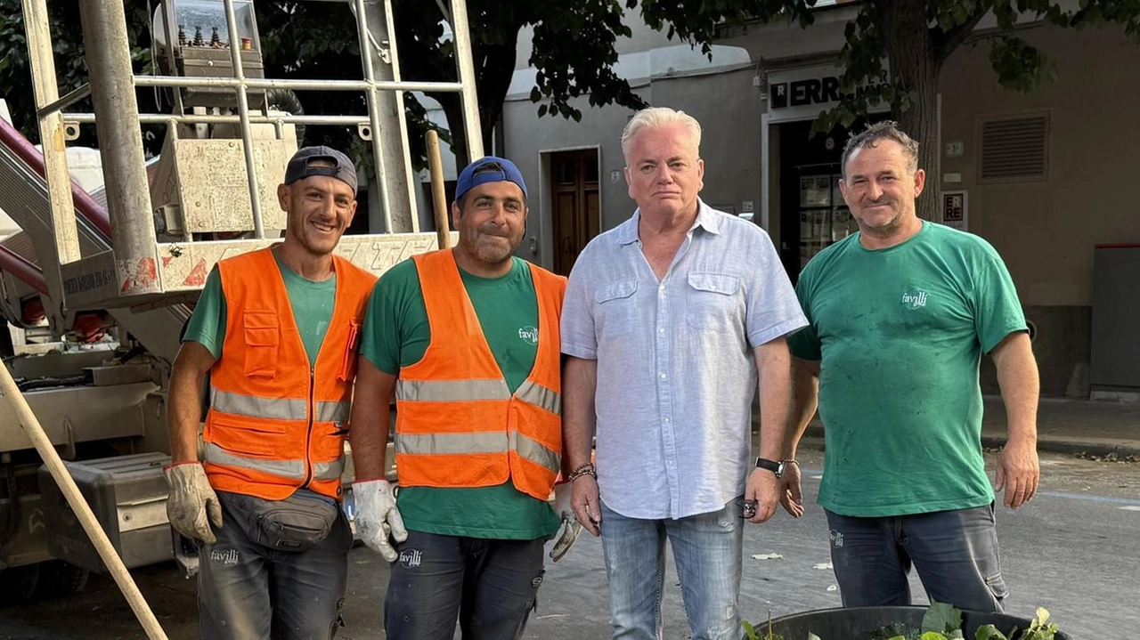 L’assessore Sandro Marrini (terzo da sinistra) e il sindaco annunciano nuove potature ai tigli di alcune strade L’assessore Sandro Marrini (terzo da sinistra) e il sindaco annunciano nuove potature ai tigli di alcune strade