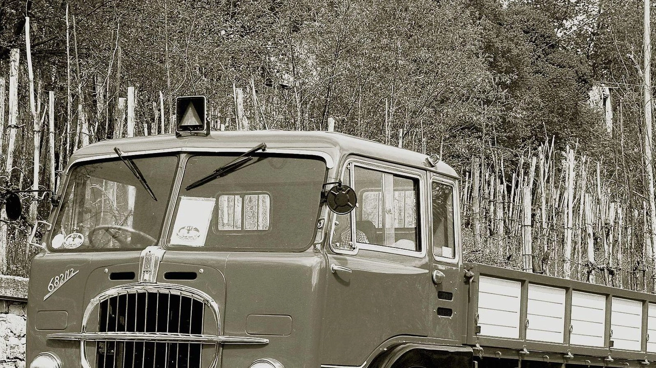 A Pontremoli parte il raduno di camion e autobus d'epoca lungo la statale 62 della Cisa, organizzato dall'Associazione italiana trasporti d'epoca. Un evento che celebra la storia e l'importanza di questa strada, coinvolgendo appassionati e curiosi. A Pontremoli parte il raduno di camion e autobus d'epoca lungo la statale 62 della Cisa, organizzato dall'Associazione italiana trasporti d'epoca. Un evento che celebra la storia e l'importanza di questa strada, coinvolgendo appassionati e curiosi.