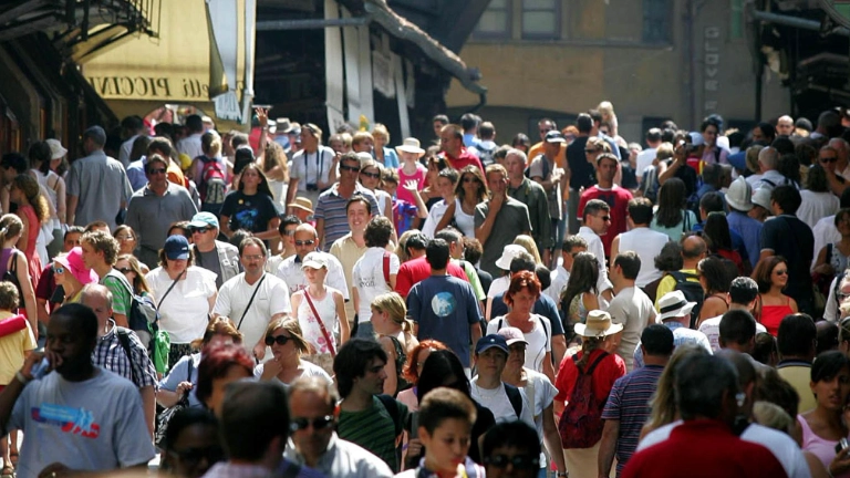 Folla nel centro di Firenze. In Toscana i residenti, secondo i numeri al 31 dicembre 2023 sono 3.660.530, sostanzialmente stabili rispetto ai dati del 2022
