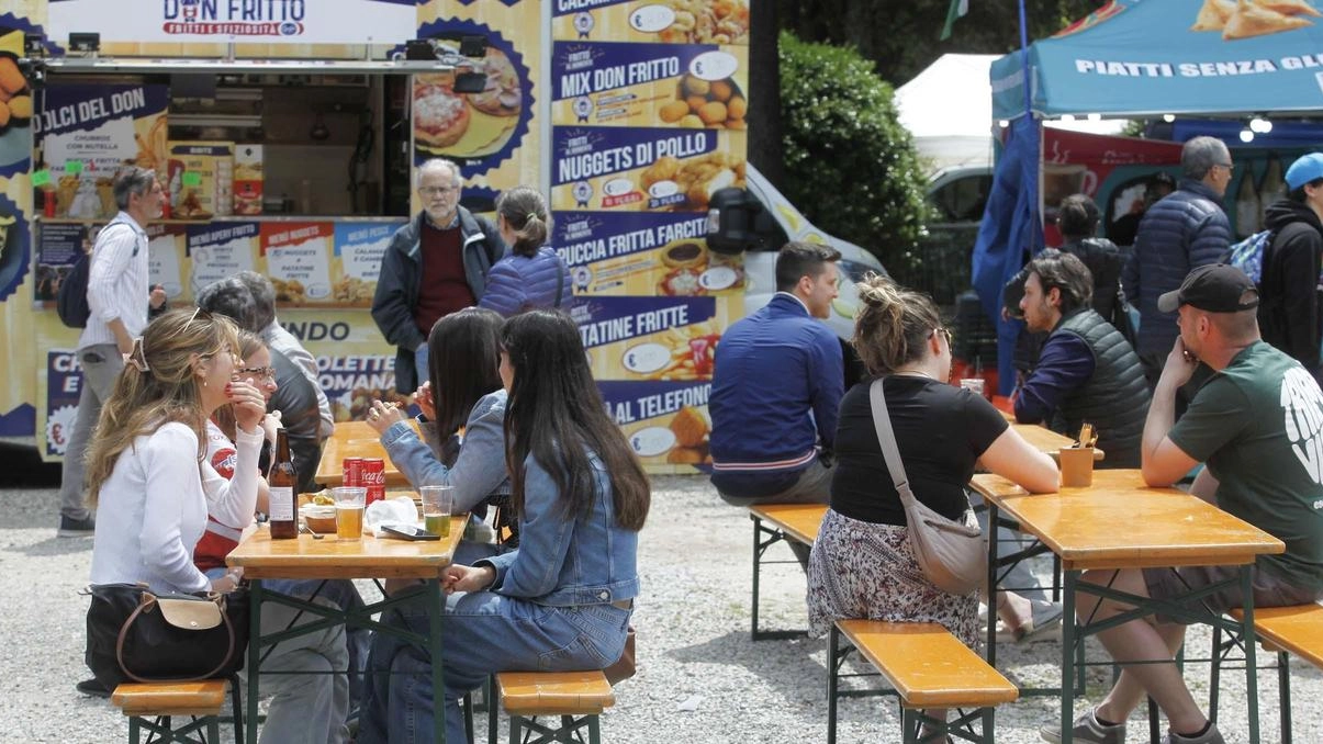 Un’immagine del mercatino allestito alla Lizza nei giorni dell’arrivo del Giro