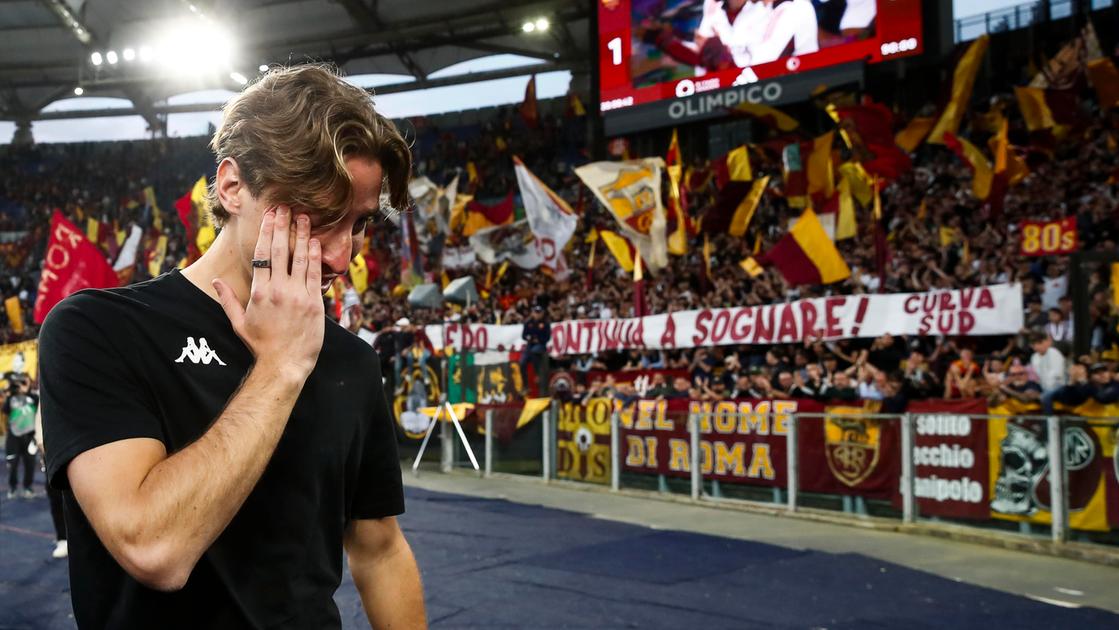 romafiorentina   giro di campo con lacrime per edoardo bove