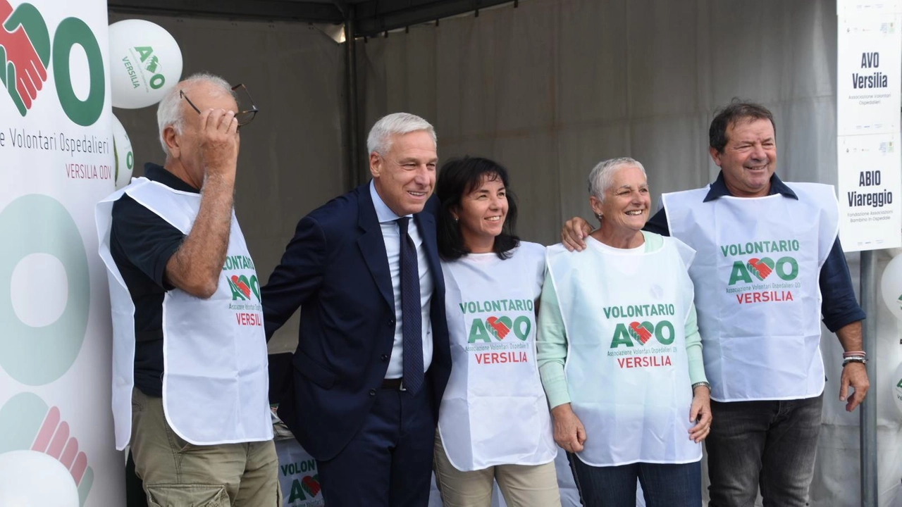 Il sindaco Giorgio Del Ghingaro insieme ai volontari dell’associazione ospedaliera Avo che assistono i pazienti ricoverati negli ospedali Il sindaco Giorgio Del Ghingaro insieme ai volontari dell’associazione ospedaliera Avo che assistono i pazienti ricoverati negli ospedali