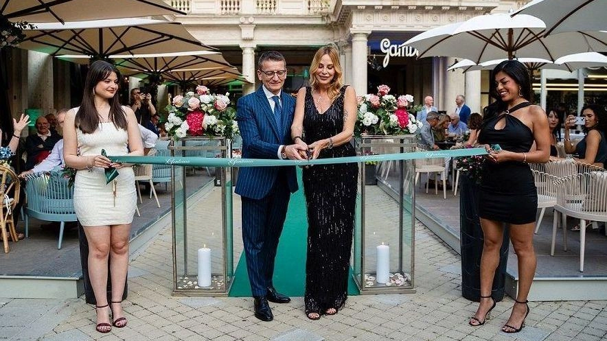 Il taglio del nastro con la madrina della serata, Stefania Orlando Il taglio del nastro con la madrina della serata, Stefania Orlando