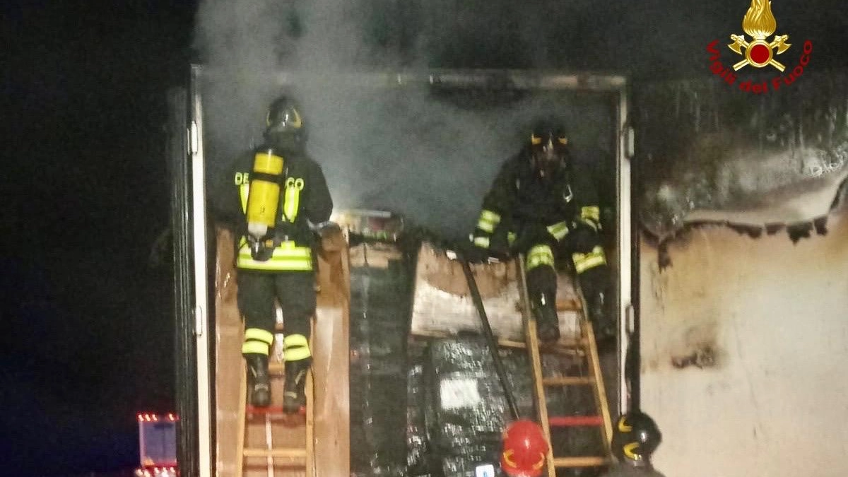 Il camion in fiamme sull'Aurelia Il camion in fiamme sull'Aurelia