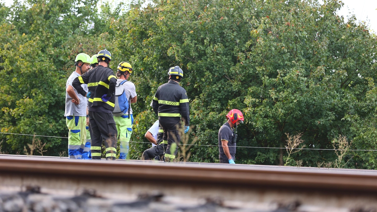 Vigili del fuoco e soccorsi sono intervenuti lungo la linea ferroviaria empolese per soccorrere una persona investita da un treno (Foto Gasperini/Fotocronache Germogli) Vigili del fuoco e soccorsi sono intervenuti lungo la linea ferroviaria empolese per soccorrere una persona investita da un treno (Foto Gasperini/Fotocronache Germogli)