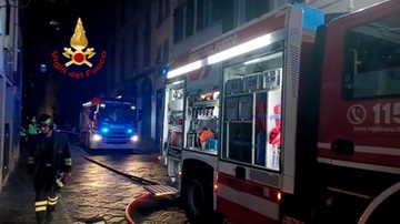 Notte di paura a Firenze: incendio parte nel ristorante, le fiamme arrivano nel palazzo: persone si calano con le lenzuola